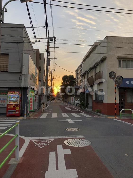 道の先は夕焼け 通り,道路,何人もありませんの写真素材