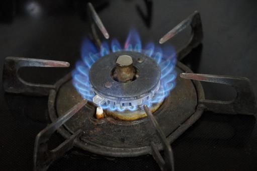 強火の炎と汚れたガスコンロ キッチン,コンロ,調理の写真素材