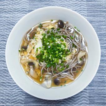 しめじとかき玉の冷やし蕎麦 しめじとかき玉の冷やし蕎麦 しめじとかき玉の冷やし蕎麦,冷やし蕎麦,そばの写真素材