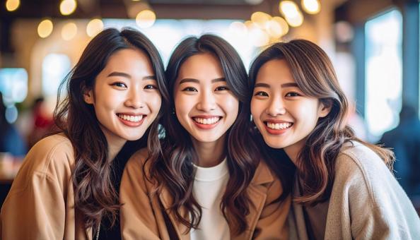 女子会で集まって笑顔の若い女性 女子会で集まって笑顔の若い女性の写真