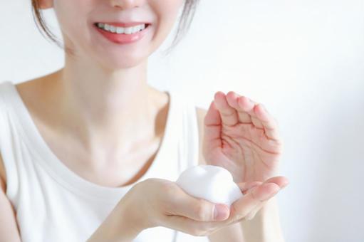 洗顔をする女性 洗顔をする女性 洗顔,スキンケア,泡の写真素材