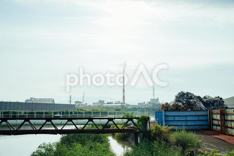 富士市の工場のある風景 川,船,煙突の写真素材