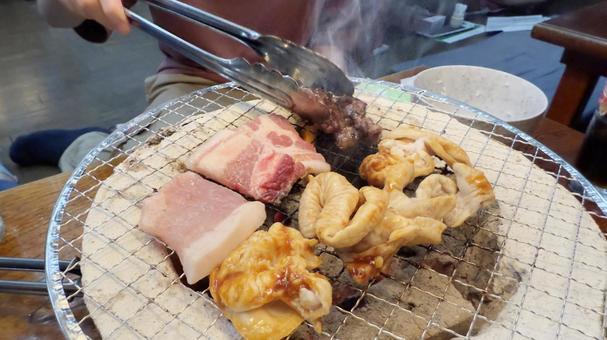 焼肉屋で七輪炭焼き ホルモンと豚バラ 焼肉屋で七輪炭焼き ホルモンと豚バラ 焼肉,カルビ,七輪の写真素材
