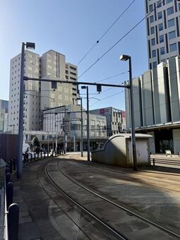福井駅　路面電車の停留所　線路 カーブ,曲がり角,曲がるの写真素材