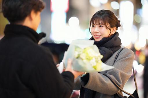 花束を受け取る笑顔の女性 花束を受け取る笑顔の女性の写真