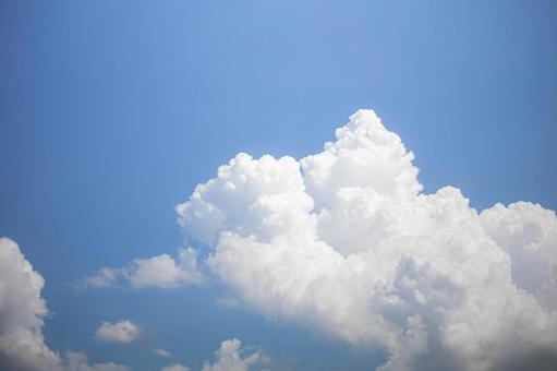 青い空に大きい雲 青い空に大きい雲の写真