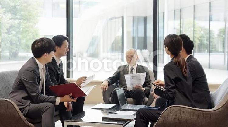 会議をするアジア人ビジネスパーソン 会議,ミーティング,ビジネスの写真素材