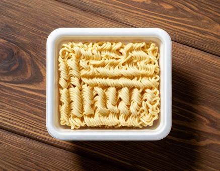 プラスチック容器とインスタント麺 プラスチック容器とインスタント麺の写真