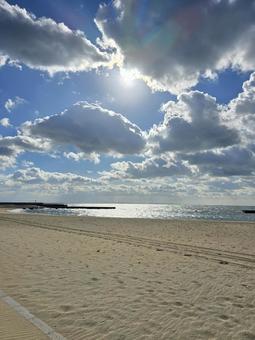 神戸の海岸、空にはたくさんの雲 神戸の海岸、空にはたくさんの雲 空,海,神戸の写真素材