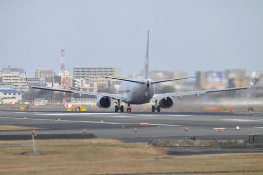 飛行機  福岡空港 空港,離陸,ボーイングの写真素材