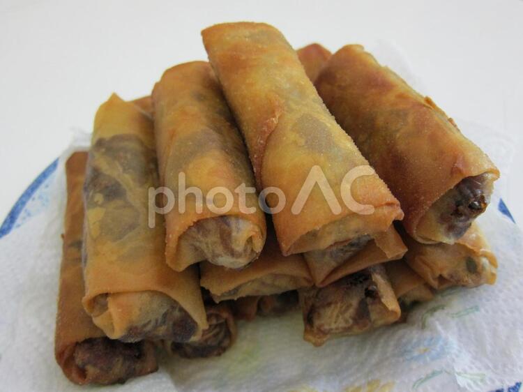 中国 春巻き 何本も重ねて、家で作り中華料理の画像 中華料理,春巻き,料理の写真素材