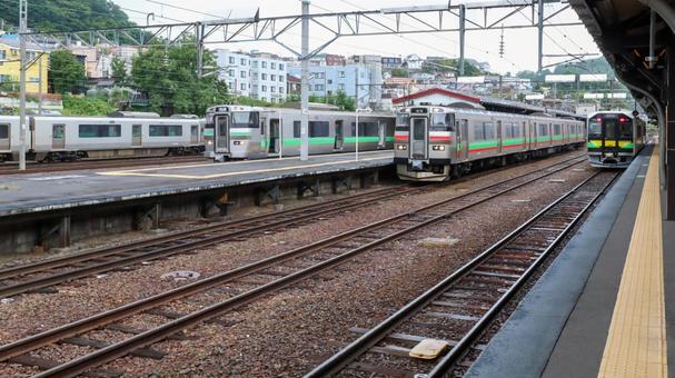 小樽駅に停車している４本の鉄道車両 停車中,h100系,小樽駅の写真素材