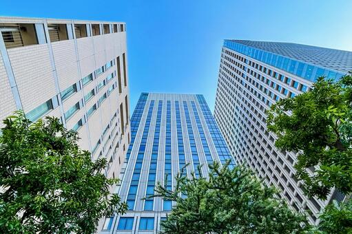 爽やかな空と美しい都心のそびえ立つビル群 オフィスビル,高層ビル,都市風景の写真素材