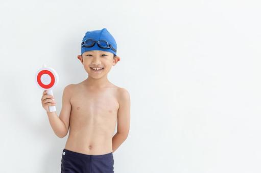 マルのプレートを持った水着を着た男の子 マルのプレートを持った水着を着た男の子 男の子,水着,白背景の写真素材