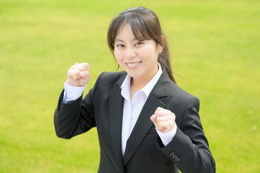 芝生でガッツポーズをする女性 芝生でガッツポーズをする女性 日本人,女性,20代の写真素材