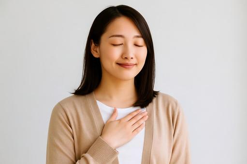 安心する女性 安心する女性の写真