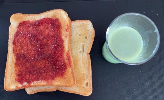 苺ジャムとココナッツのトーストなどの昼食 苺ジャムとココナッツのトーストなどの昼食の写真