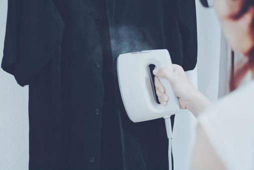 スチームアイロンをかける女性 スチームアイロンをかける女性 スチームアイロン,アイロン,洋服の写真素材