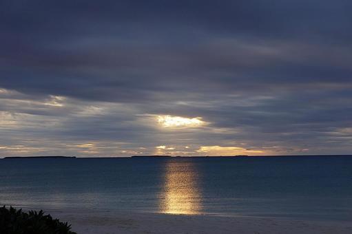 ニューカレドニア408 ウヴェア島 夕景 ニューカレドニア408 ウヴェア島 夕景 ニューカレドニア,ウヴェア島,パラディッドウヴェアの写真素材