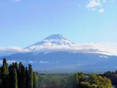 少し雲に隠れた富士山 少し雲に隠れた富士山 富士山,雲,雲に隠れるの写真素材