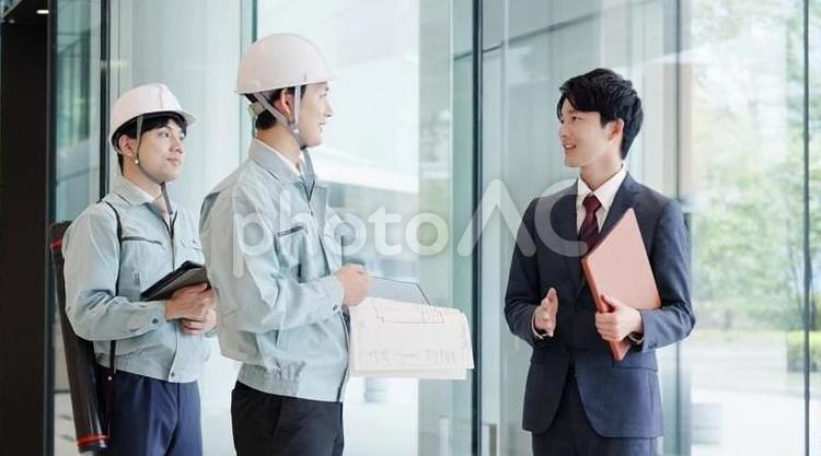 打ち合わせをする作業服を着た男性 作業員,男性,打ち合わせの写真素材