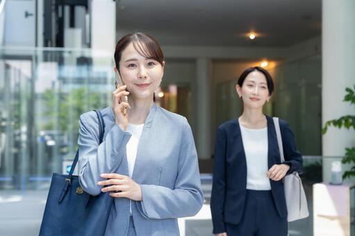 オフィスに通勤をするビジネスウーマン 通勤,ビジネスウーマン,女性の写真素材