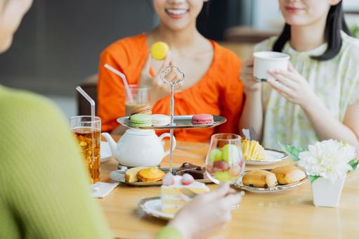 カフェでくつろぐ若い女性 カフェでくつろぐ若い女性 カフェ,女性,アフタヌーンティーの写真素材