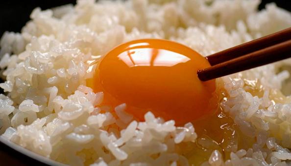 卵かけご飯 生卵の黄身を箸でつぶす 卵かけご飯 生卵の黄身を箸でつぶすの写真