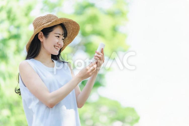 夏のスキンケアをする女性（日焼け止め） 夏,スキンケア,日焼け止めの写真素材