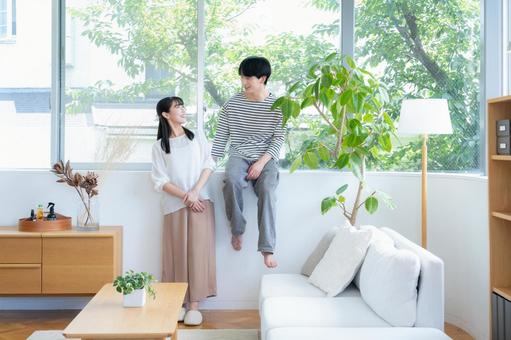 リビングでくつろぐ若いカップル 夫婦,カップル,リビングの写真素材