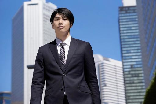 Japanese male businessman walking in the office district, ein geschäftsmann, ein mann, zu gehen, JPG