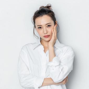 困り顔の日本人女性のポートレート 困り顔の日本人女性のポートレートの写真