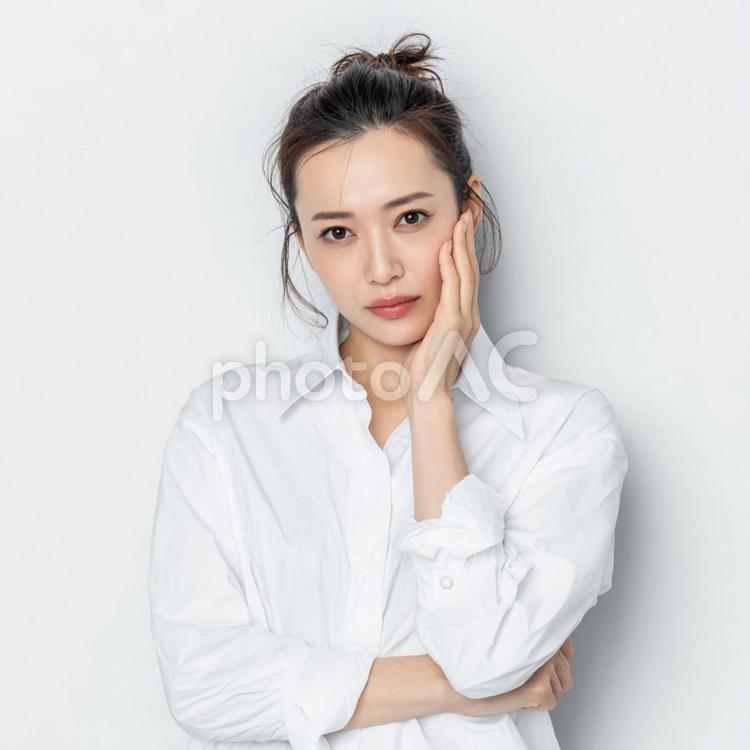 困り顔の日本人女性のポートレート 女性,日本人,若い女性の写真素材