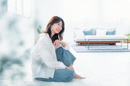 くつろぐ女性 女性,笑顔,リラックスの写真素材