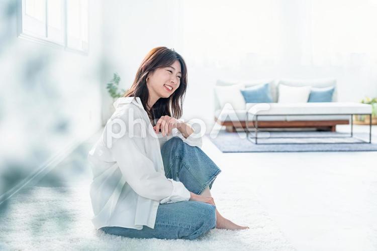 くつろぐ女性 女性,笑顔,リラックスの写真素材