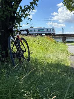 夏のサイクリング(木陰と電車) 夏のサイクリング(木陰と電車) サイクリング,ポタリング,自転車の写真素材