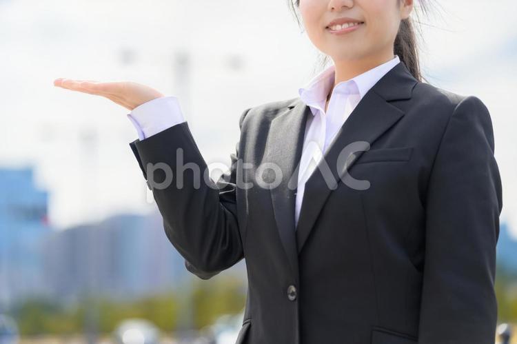 ビル街でご案内をする女性 ビジネス,ビジネスマン,会社員の写真素材