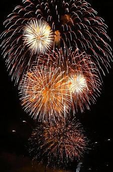 8月中旬のさぬき高松まつり花火大会の風景 8月中旬のさぬき高松まつり花火大会の風景 花火,花火大会,夜空の写真素材
