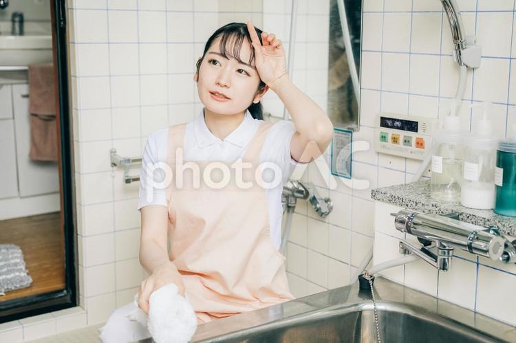 お風呂掃除をする家政婦・家事代行スタッフ（困る） 浴室,お風呂,カビの写真素材