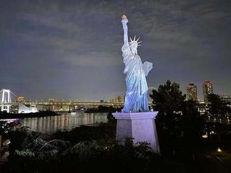 夜のお台場から見た景色 自由の女神像 夜のお台場から見た景色 自由の女神像 自由の女神像,海,東京の写真素材