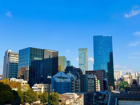 秋葉原の都会なスカイラインの青空の絶景 青空,空,ブルースカイの写真素材