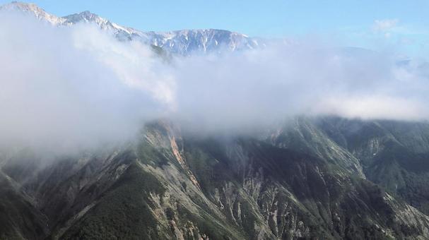 雲がかかる夏の朝の白馬連峰 雲がかかる夏の朝の白馬連峰 北アルプス,夏山,白馬連峰の写真素材
