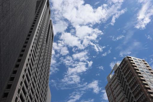 青空と雲と高層ビルを見上げた空の風景 青空と雲と高層ビルを見上げた空の風景 青空,雲,高層ビルの写真素材