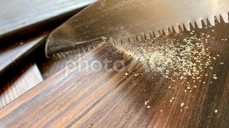 ノコギリで木材を切断中 ノコギリ,木材,切断の写真素材