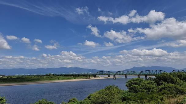 夏空と鉄橋と川と山並み 夏空と鉄橋と川と山並み 夏の風景,夏空,鉄橋の写真素材