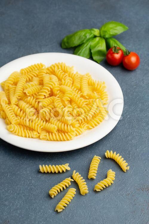 フジッリ（ショートパスタ）縦位置 フジッリ,ショートパスタ,イタリアの写真素材