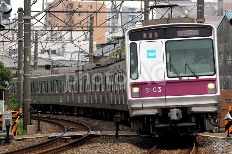8000系カーブ疾走 東京メトロ,8000系,半蔵門線の写真素材