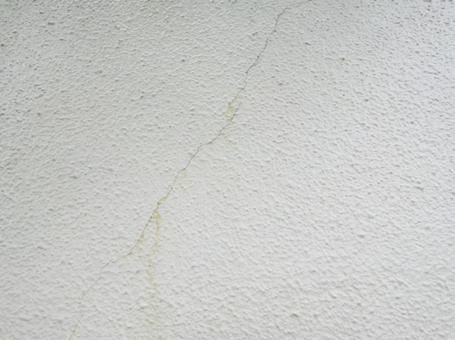 壁のひび割れと鉄筋からの錆汁が確認できる 壁のひび割れと鉄筋からの錆汁が確認できる ひび割れ,壁,劣化の写真素材