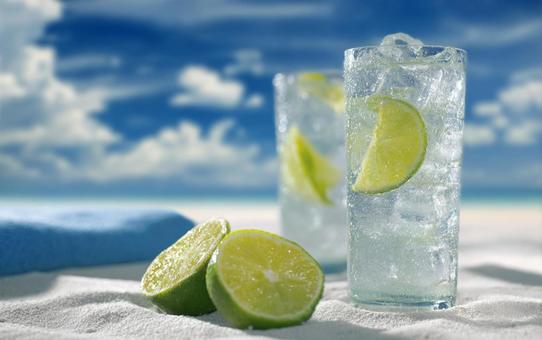 ビーチで楽しむライムと氷の爽やかドリンク ビーチで楽しむライムと氷の爽やかドリンクの写真