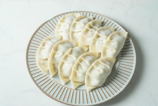 焼く前の餃子10個 焼く前の餃子10個 ギョウザ,餃子,肉餃子の写真素材